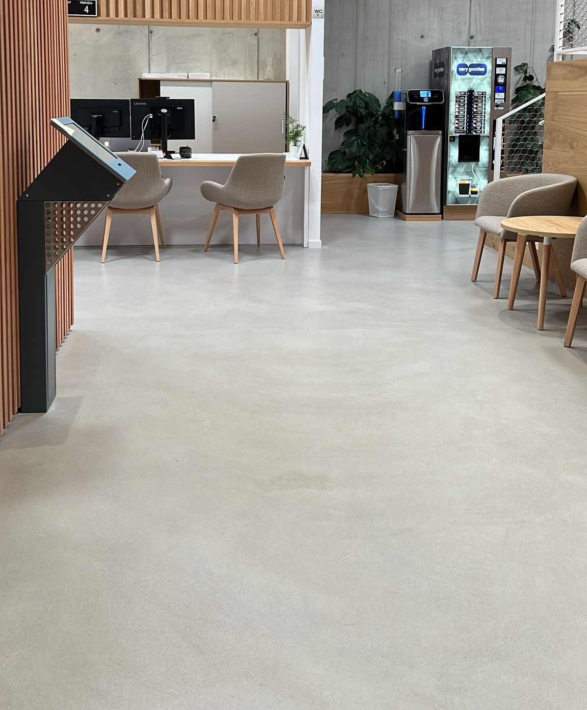 betonová stěrka Aqua Nature na podlaze